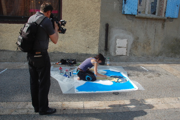 Les participants du concours de peinture sont filmés.